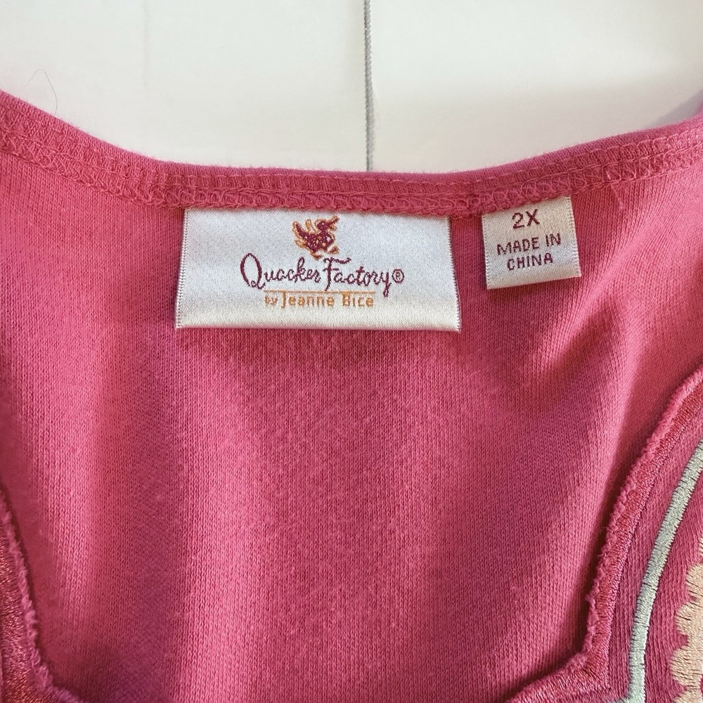 Quacker Factory Pink Floral Rhinestone Short Sleeve Scalloped Knit Top Size 2X - Picture 9 of 11